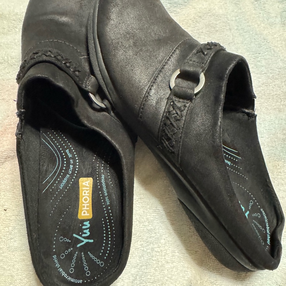 Yuu Phoria Black Slip-Ons
